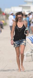 Katie Cassidy feet photo thumbnail