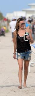 Katie Cassidy feet photo thumbnail