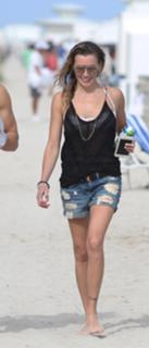 Katie Cassidy feet photo thumbnail