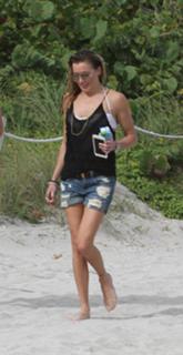 Katie Cassidy feet photo thumbnail