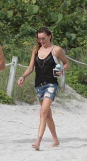 Katie Cassidy feet photo thumbnail