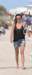 Katie Cassidy feet photo thumbnail
