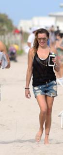 Katie Cassidy feet photo thumbnail