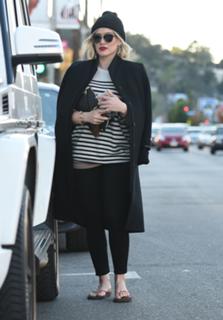 Hilary Duff feet photo thumbnail