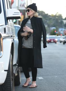 Hilary Duff feet photo thumbnail