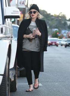 Hilary Duff feet photo thumbnail