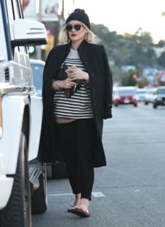 Hilary Duff feet photo thumbnail