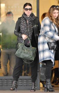 Michelle Trachtenberg feet photo thumbnail