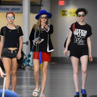 Cara Delevingne feet photo thumbnail