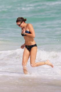 Katie Cassidy feet photo thumbnail