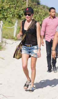 Katie Cassidy feet photo thumbnail