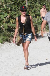 Katie Cassidy feet photo thumbnail