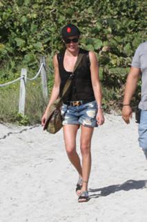 Katie Cassidy feet photo thumbnail