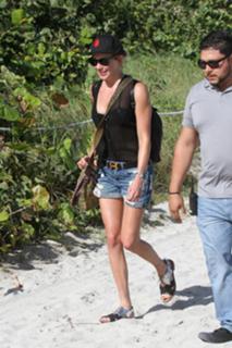 Katie Cassidy feet photo thumbnail