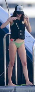 Kendall Jenner feet photo thumbnail