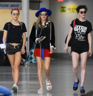 Cara Delevingne feet photo thumbnail
