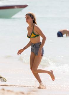 Cara Delevingne feet photo thumbnail
