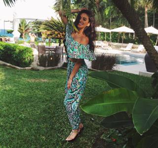 Shay Mitchell feet photo thumbnail
