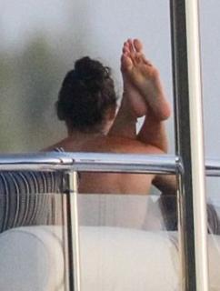 Kendall Jenner feet photo thumbnail