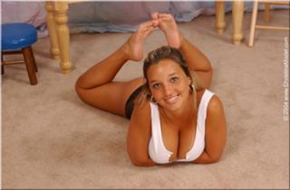 Christina Model feet photo thumbnail