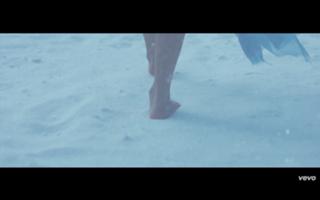 Taylor Swift feet photo thumbnail