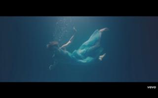 Taylor Swift feet photo thumbnail