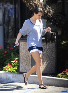 Lea Michele feet photo thumbnail