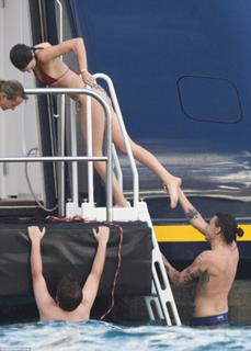 Kendall Jenner feet photo thumbnail