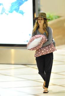 Rachel Bilson feet photo thumbnail