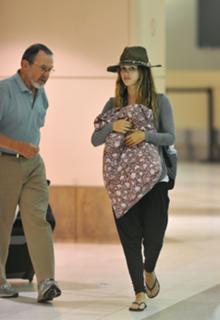 Rachel Bilson feet photo thumbnail