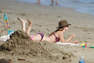 Rachel Bilson feet photo thumbnail