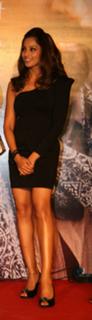 Bipasha Basu feet photo thumbnail