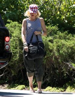Gwen Stefani feet photo thumbnail