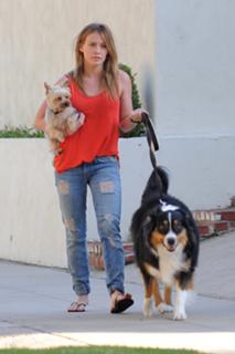 Hilary Duff feet photo thumbnail