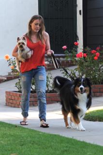 Hilary Duff feet photo thumbnail