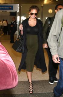 Chrissy Teigen feet photo thumbnail