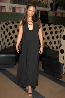 Jordana Brewster feet photo thumbnail