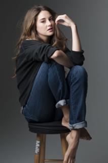 Shailene Woodley feet photo thumbnail