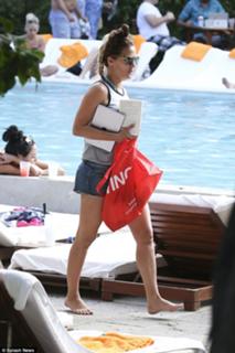 Caroline Flack feet photo thumbnail