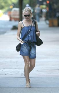 Naomi Watts feet photo thumbnail