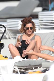 Caroline Flack feet photo thumbnail