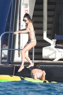 Kendall Jenner feet photo thumbnail