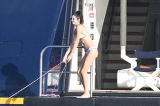 Kendall Jenner feet photo thumbnail