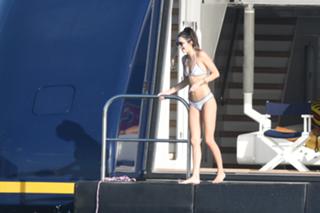 Kendall Jenner feet photo thumbnail