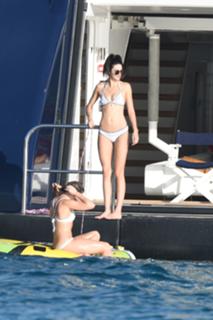 Kendall Jenner feet photo thumbnail