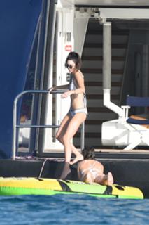 Kendall Jenner feet photo thumbnail