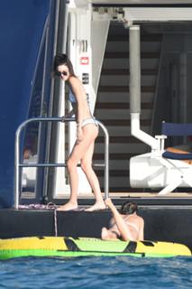 Kendall Jenner feet photo thumbnail