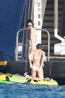 Kendall Jenner feet photo thumbnail