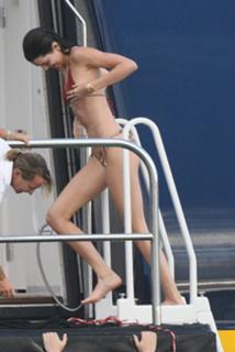 Kendall Jenner feet photo thumbnail