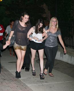 Emma Roberts feet photo thumbnail